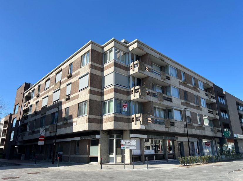 Appartement (98m²) met 2 slaapkamers in het centrum van Pelt. Indeling: Inkomhal, berging, badkamer, wc, 2 slaapkamers, woonkamer, keuken en balkon. C