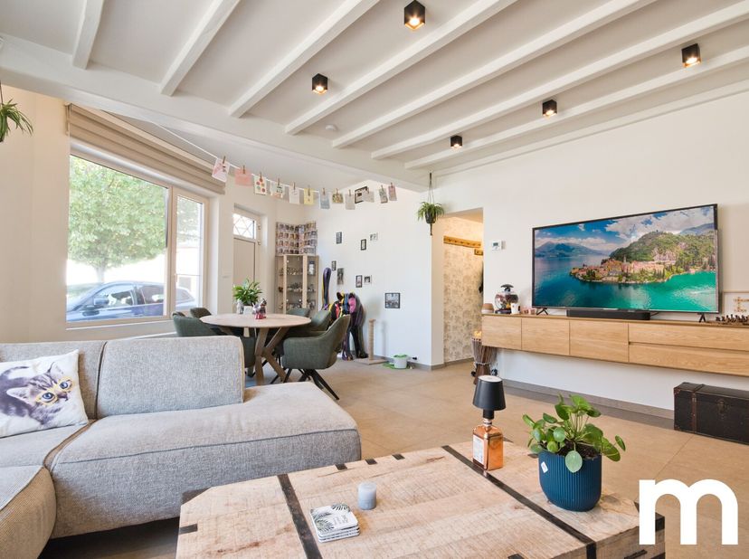 Deze centraal gelegen woning bevindt zich in een aangename en rustige omgeving, met alle voorzieningen binnen handbereik. Scholen, winkels, openbaar v
