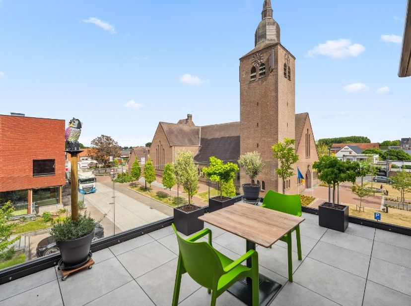 Welkom in deze prachtige penthouse met drie slaapkamers en twee terrassen, ontworpen met oog voor detail en comfort.&lt;br /&gt;
De moderne keuken, voorzien