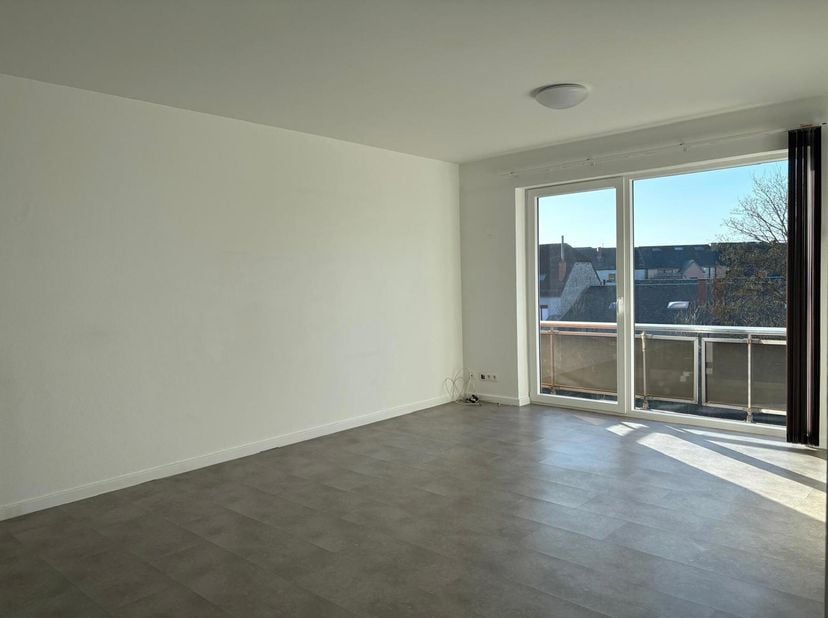 Superbe appartement 2 chambres sis dans le centre de Beauraing.&lt;br /&gt;
Celui-ci se trouve au calme à larrière de la résidence.&lt;br /&gt;
Rénové récemment,