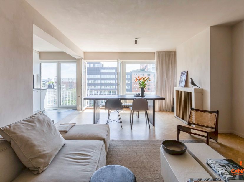Dit recent gerenoveerde appartement bevindt zich op de bovenste (vierde) verdieping en biedt een prachtig uitzicht over het water en de nieuwe Tondeli