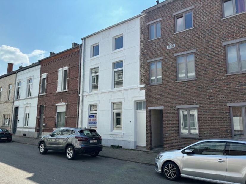 Deze woning bevindt zich op 50 m van het station en op 100 m van het commerciële centrum.Achteraan de woning is er een privé weg die u de mogelijkheid