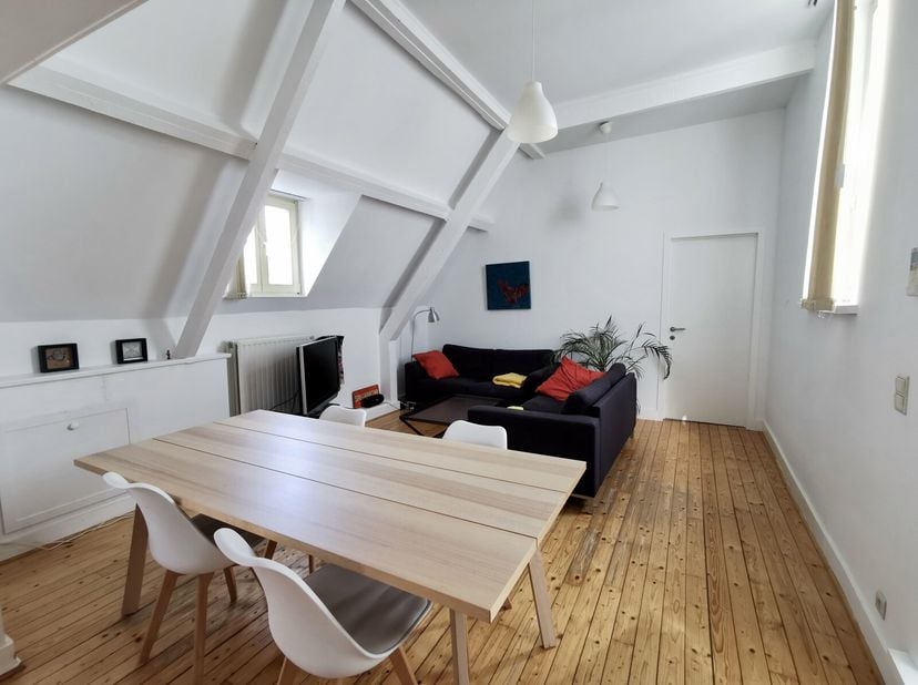 Het is in een geklasseerd gebouw gelegen aan de voet van de beroemde Manneken-Pis dat dit elegante en charmante appartement zich bevindt. Het bevindt