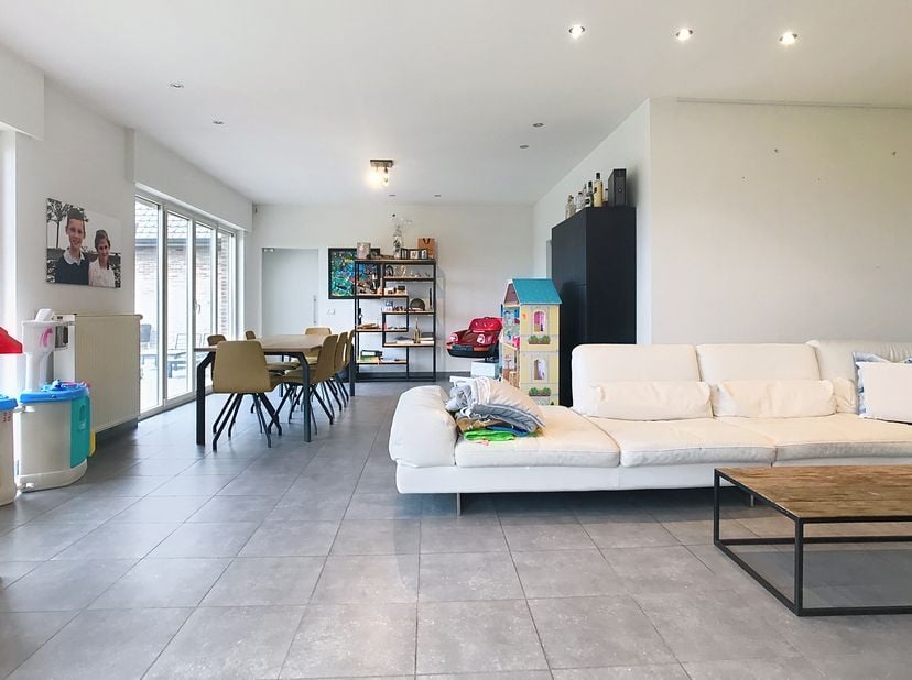 Villa avec 4 chambres, 2 salles de bains et jardin orienté au sud à Beveren (Roeselare).&lt;br /&gt;
La maison a la disposition suivante:&lt;br /&gt;
- Hall d&#039;ent