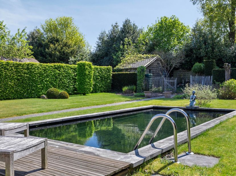 Charmante, ruime halfopen woning mét zwemvijver te koop in hartje Zutendaal! &lt;br /&gt;
&lt;br /&gt;
Welkom in het groene snoepje van Limburg! Deze charmante ha