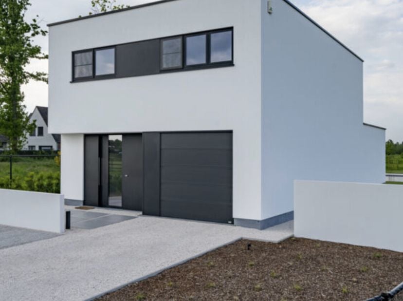 Terrain à bâtir situé bien situé pour une construction 4 façades avec une surface de 12are 33ca. Possibilité de construire une maison d&#039;une surface ha