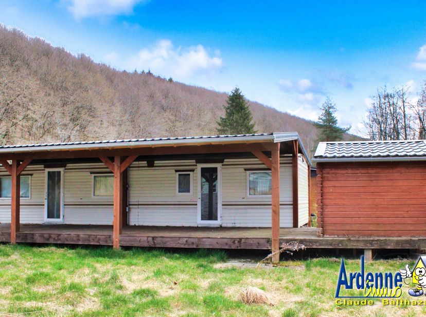 Rez: séjour avec poêle au gaz, cuisine (cuisinière au gaz, frigo, 1 évier) avec coin repas, 2 petites chambres, salle de bain (douche, évier, wc)&lt;br /