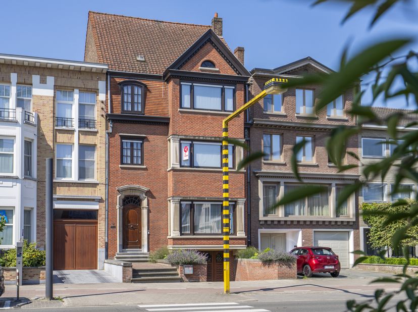 Deze knappe woning met aangelegde tuin heeft heel wat troeven.  Met een bewoonbare oppervlakte 439 m² is er ruimte in overvloed.  De ruime woonkamer m