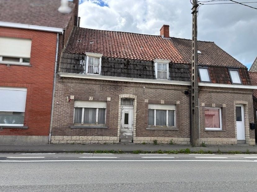 Volledig te renoveren huisje met tuintje op 99m² met zijuitweg.