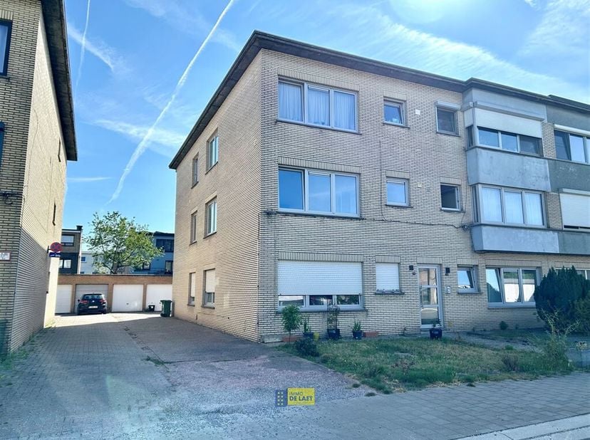 Dit halfopen en lichtrijk appartement op de eerste verdieping voorzien van een achtergelegen garagebox is gelegen in een rustige woonwijk nabij het ce