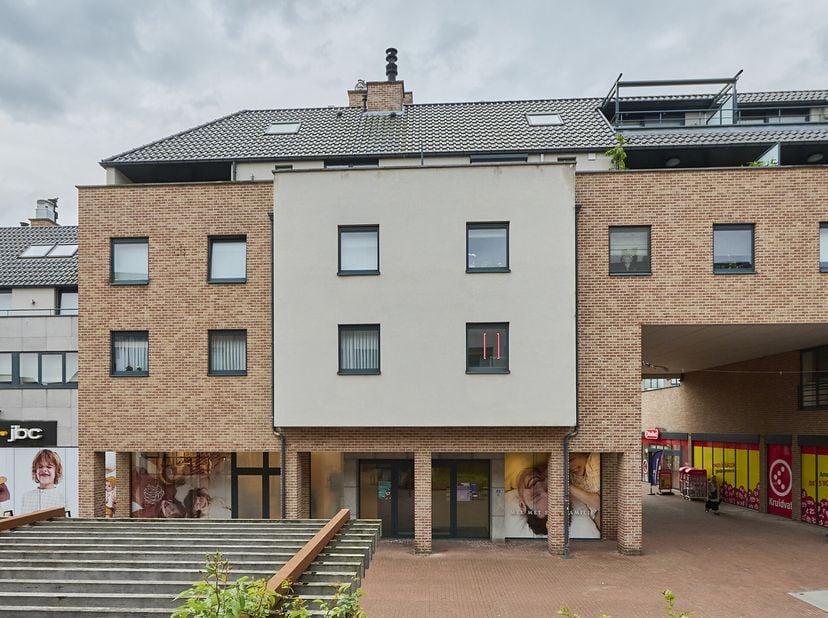 Centraal gelegen appartement met één slaapkamer in hartje Bilzen. Ideaal om zelf te bewonen of als investering aangezien het appartement reeds jaren b