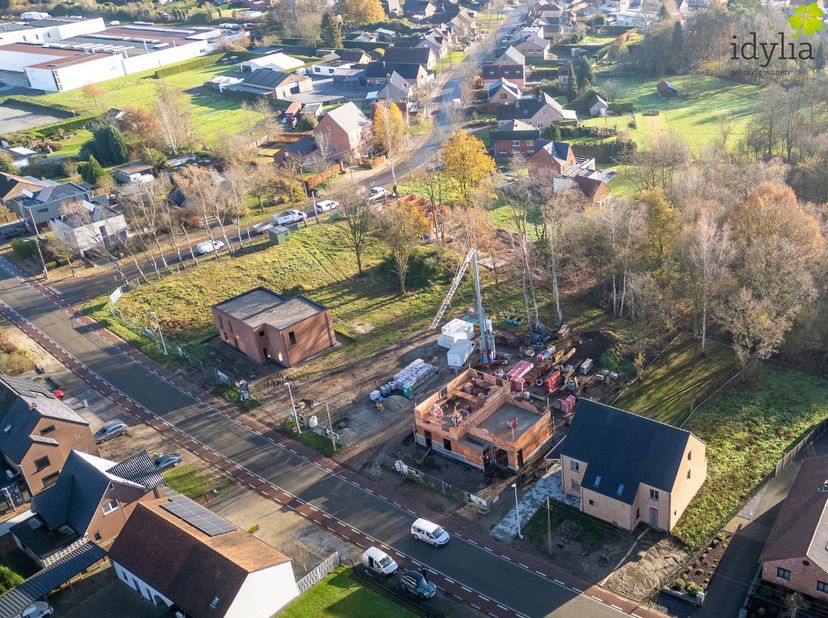 Deze unieke open bebouwing is een woning van de toekomst, waar energiezuinigheid en kwaliteit centraal staan. De gevel, opgetrokken uit gerecupereerde