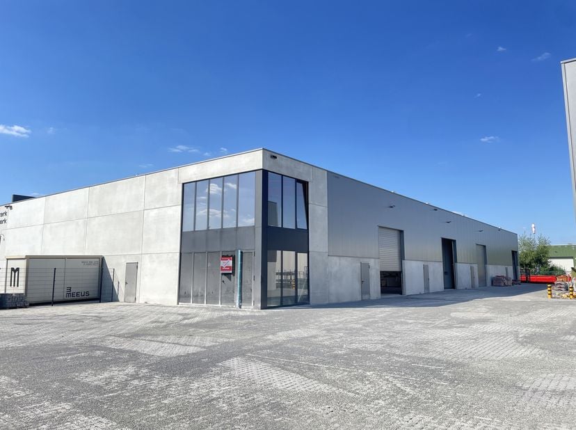 Op een strategische zichtlocatie langs de E313 bieden wij een KMO-unit van ca. 325 m² te huur aan. Deze moderne unit beschikt over een ingebouwd buree