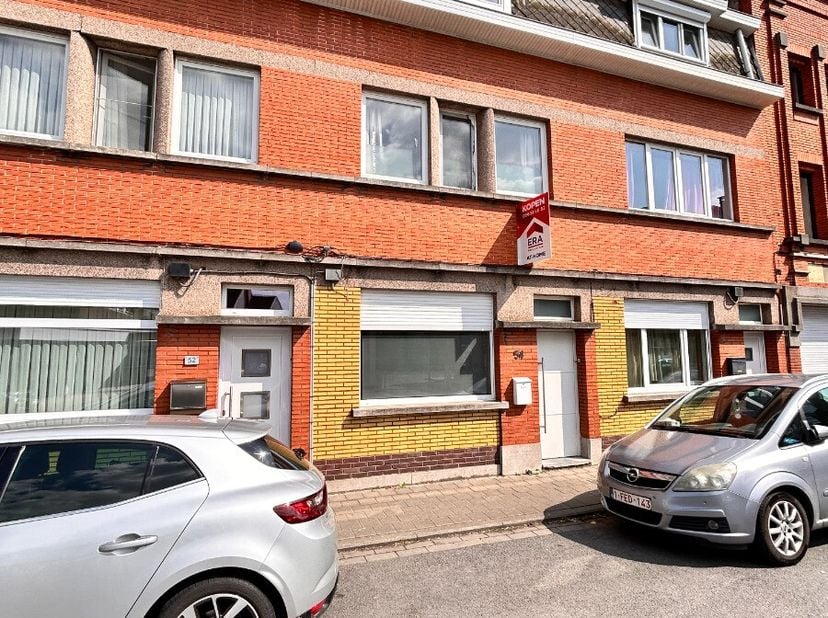 Menen : Maison à rafraîchir avec 3 chambres (4ème possibilité dans le grenier) à Menen. AménagementRez-de-chaussée : entrée, séjour, cuisine avec gran