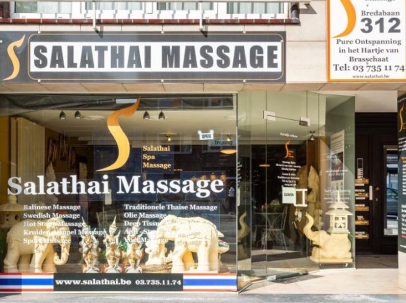 Handelspand (ca. 220 m²) in het centrum van Brasschaat. Het betreft hier een gelijkvloers met diverse compartimenten (voorheen massagesalon). Kitchene