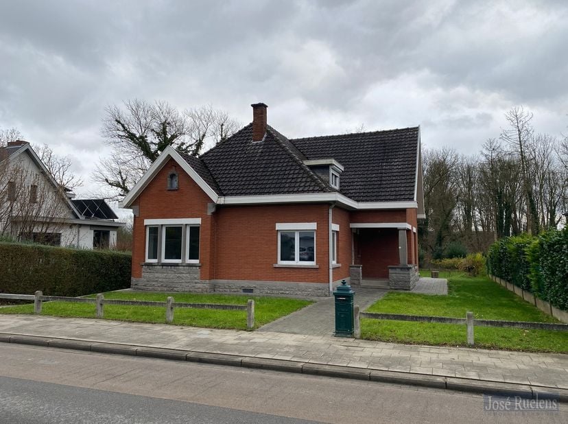 Zéér leuke, vrijstaande woning met grote tuin en 4 volwaardige slaapkamers op een perceel van 9a 32ca.&lt;br /&gt;
&lt;br /&gt;
De woning bestaat gelijkvloers uit