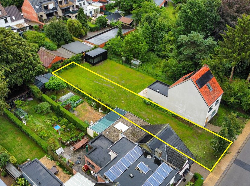 Bouwgrond van ca 419 m² voor een eengezinswoning in halfopen bebouwing in een rustige, residentiële wijk in Schilde.&lt;br /&gt;
De Zwaneweg bevindt zich om