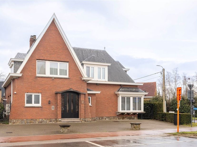 Woning met 3 slaapkamers, zolder en magazijn. &lt;br /&gt;
Het pand is gelegen op een boogscheut van het centrum van Sint-Katelijne-Waver. Daarnaast is de o