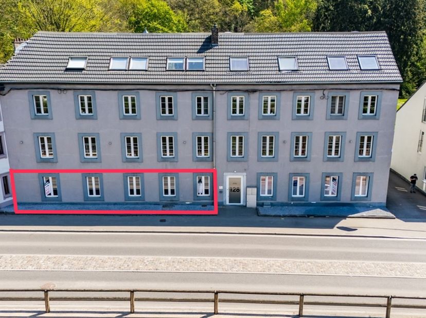 Easyhome vous propose ce bel appartement rénové de 122 m², situé au rez-de-chaussée de la résidence Vesdre, à Chaudfontaine.&lt;br /&gt;
Entièrement remis à