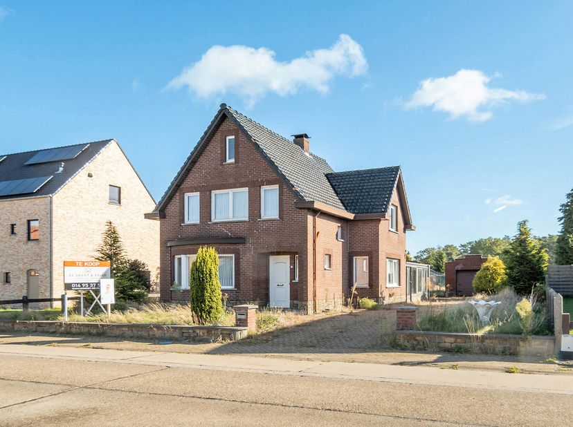 Ligging: Gelegen nabij het centrum van Veerle. Zeer goede verbinding naar omliggende gemeentes en de E313. Scholen, winkels, openbaar vervoer, horeca,