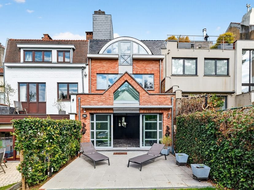 VICTOIRE-JUNOT vous propose en EXCLUSIVITE:Uccle / Saint Job, dans un quartier recherché et bien desservi par les transports ( trams, bus, train), les