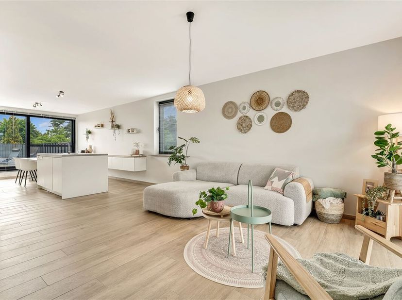 Ben je op zoek naar een recent en comfortabel appartement in het centrum van Veerle-Laakdal? Kom dan snel dit lichtrijk duplex appartement ontdekken.