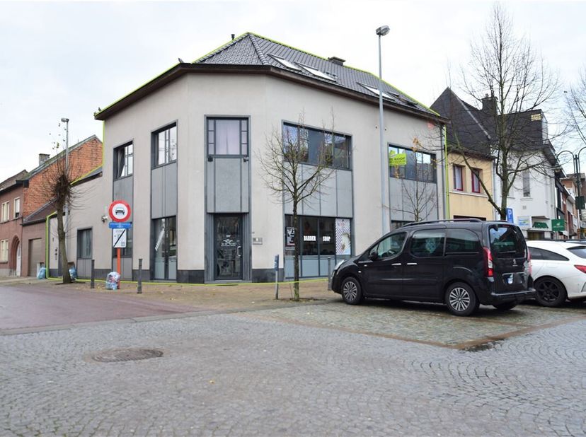 Handelszaak met 5 appartementen in centrum Lebbeke&lt;br /&gt;
Dit handelspand met 5 appartementen is gelegen op een toplocatie in het centrum van Lebbeke.