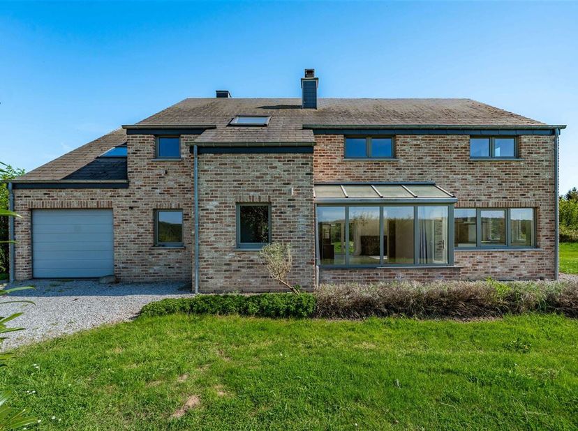 MCA Immobilier stelt u deze charmante gezinswoning voor, ideaal gelegen in het hart van het dorp Petit-Han (Durbuy), in een rustige en groene omgeving