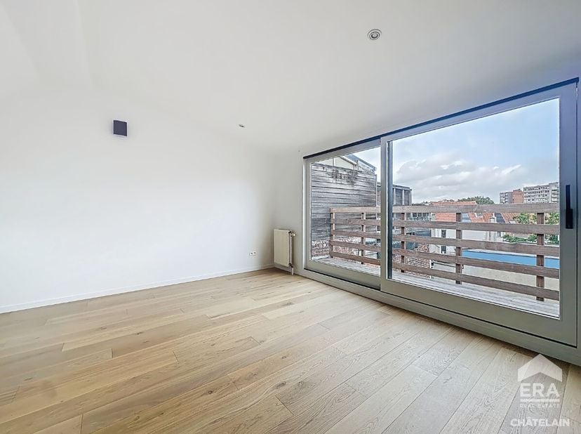 ERA CHATELAIN biedt u dit prachtig gerenoveerde appartement aan, ideaal gelegen in de gewilde wijk Abdij Ter Kameren in Elsene, met een oppervlakte va