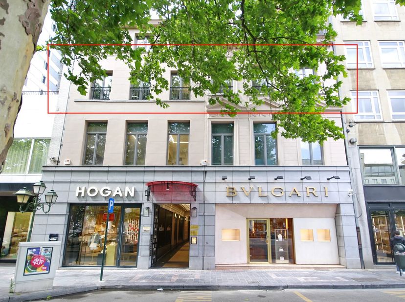 L&#039;espace comprend 4 espaces de bureau séparés, une grande salle de réunion, la réception, une kitchenette et 2 toilettes.&lt;br /&gt;
Le loyer inclut tout s