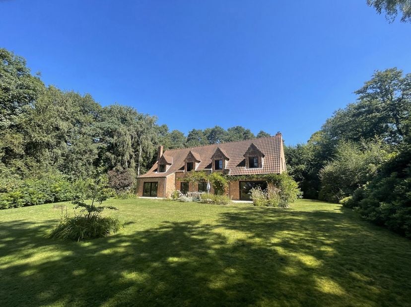 Sur les hauteurs de Lasne, dans un cadre bucolique, au calme,&lt;br /&gt;
nous vous présentons une AGREABLE VILLA de +/- 250 m² habitables&lt;br /&gt;
sur un terr