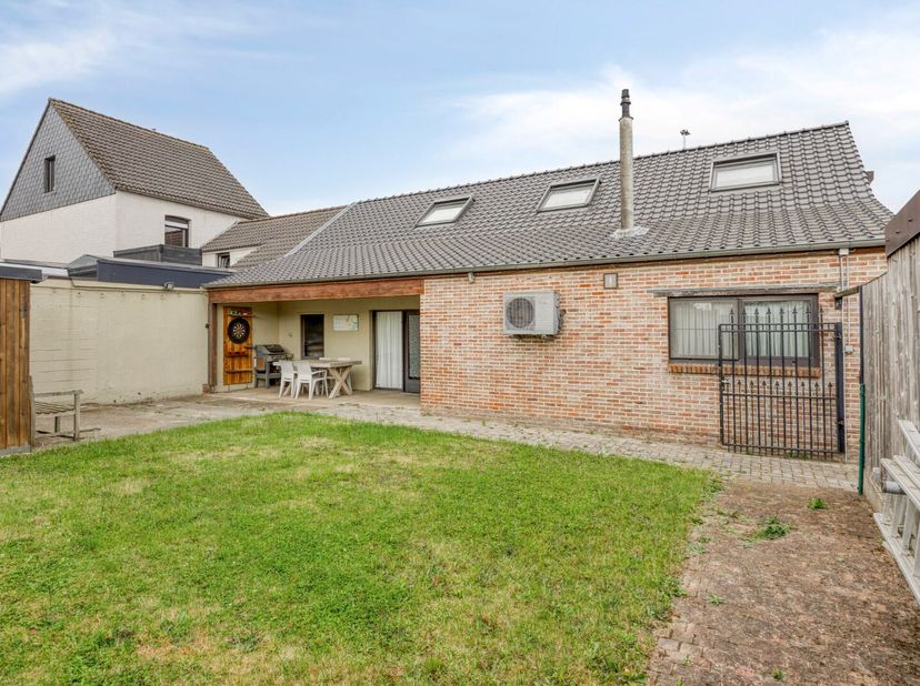 Deze verzorgde woning bevindt zich op wandelafstand van het centrum en geniet van een uitstekende bereikbaarheid dankzij de nabijgelegen ring, die een