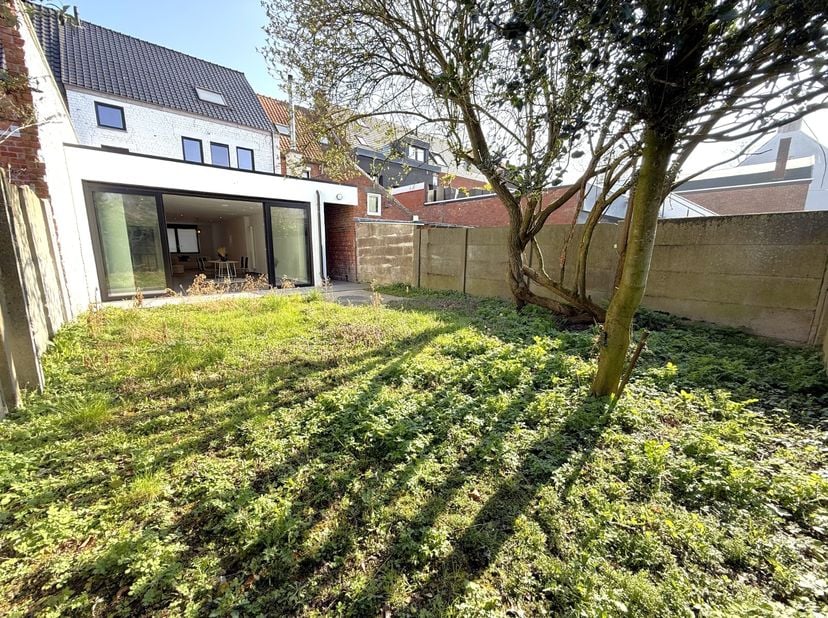 Prachtige ruime burgerwoning op TOPLIGGING. Deze ruime woning werd vernieuwd met de meest luxueuze en kwalitatieve materialen en is instapklaar. Boven
