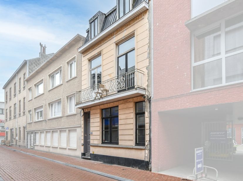 In het centrum van Blankenberge vindt u dit charmante en instapklare herenhuis met een bewoonbare oppervlakte van 190 m². De woning combineert authent