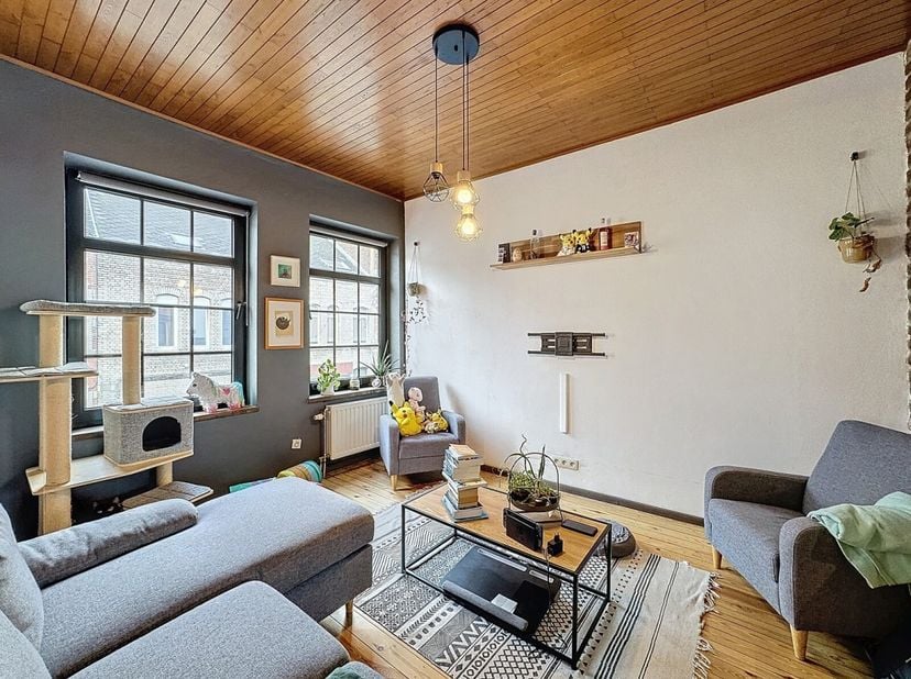 Située dans le centre d&#039;Auvelais, proche de toutes commodités et des axes routiers, cette maison 2 façades offre une combinaison idéale de potentiel e