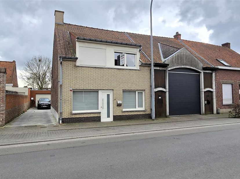 Maison rénovée avec allée et entrepôt.&lt;br /&gt;
Cette propriété convient à ceux qui recherchent un peu plus d&#039;espace.&lt;br /&gt;
L&#039;entrepôt de 120 m² avec all