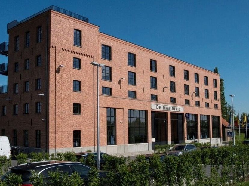 251m² de bureau en loft au 3ème étage (extensible jusqu&#039;à 592m²)&lt;br /&gt;
Emplacement : à proximité de l&#039;E19, de la gare TGV et du canal de la Campine&lt;br