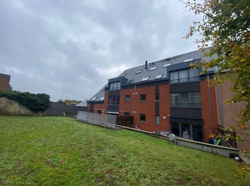 Zeer aantrekkelijk appartement met 3 slaapkamers (+/-103 m²) met 2 kelders en 2 overdekte parkeerplaatsen in een residentie uit 2012, gelegen in een a