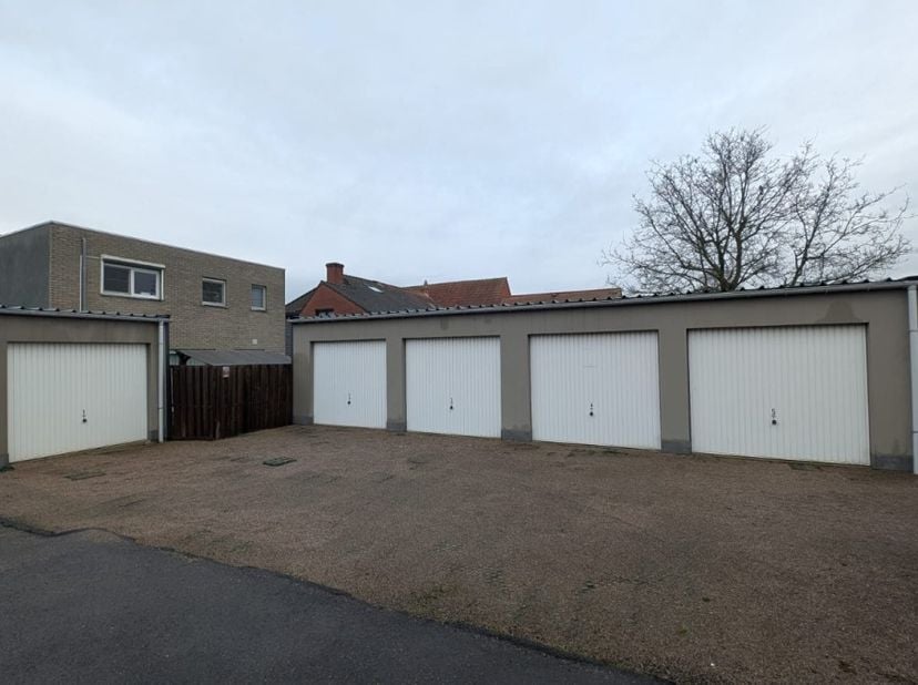 In centrum Moerbeke vind je deze investering:&lt;br /&gt;
8 garages, 1 staanplaats, 1 multifunctionele woning met handelsruimte.&lt;br /&gt;
&lt;br /&gt;
De garages zij