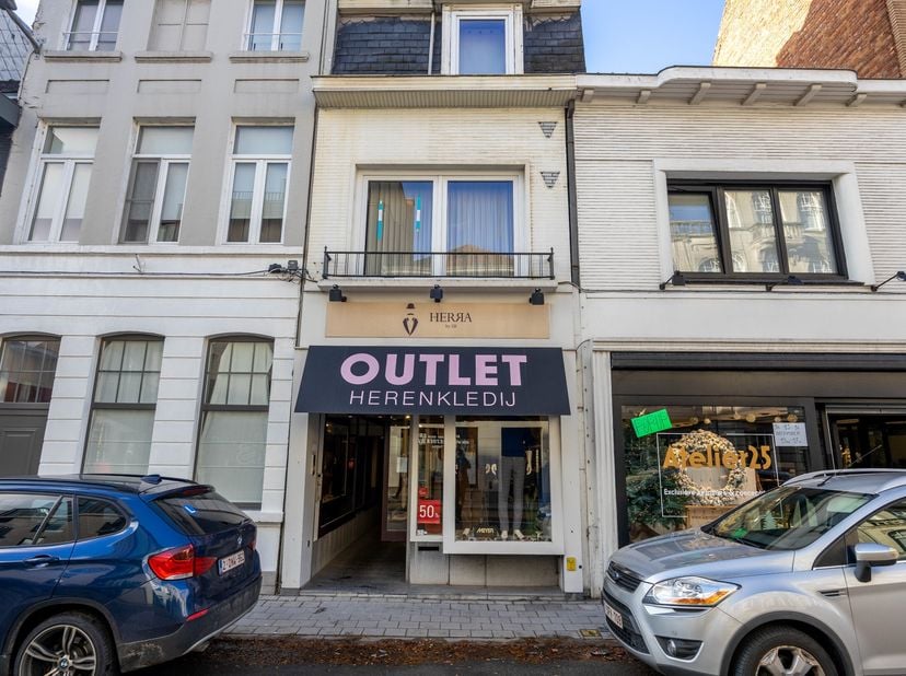 Ideaal gelegen handelsruimte TE HUUR in Doorniksewijk 92 te Kortrijk, tussen Hoog Kortrijk en de Grote Markt. Deze kledingwinkel bestaat uit prachtige