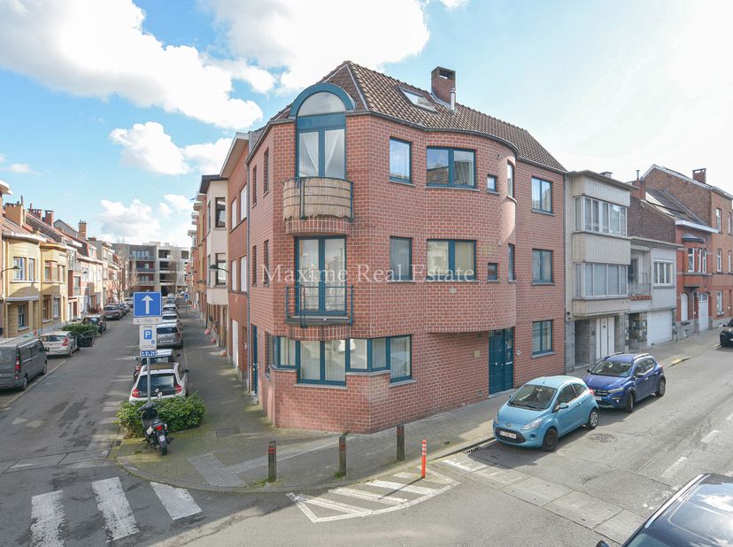 Maxime Real Estate vous propose un beau duplex.&lt;br /&gt;
Situé dans une rue calme à proximité des commerces, écoles, centre sportif Triton,...&lt;br /&gt;
Cet