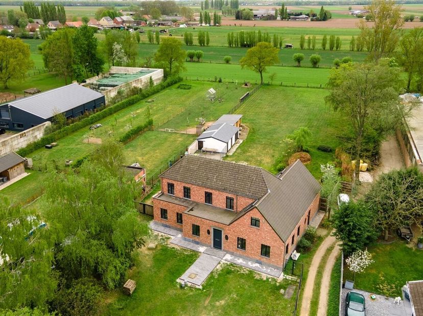 Totaal gerenoveerde villa op een prachtig perceel van meer dan 4000m² te koop in Hoevenen.&lt;br /&gt;
Ligging: Een prachtig zuidwest geörienteerd perceel m