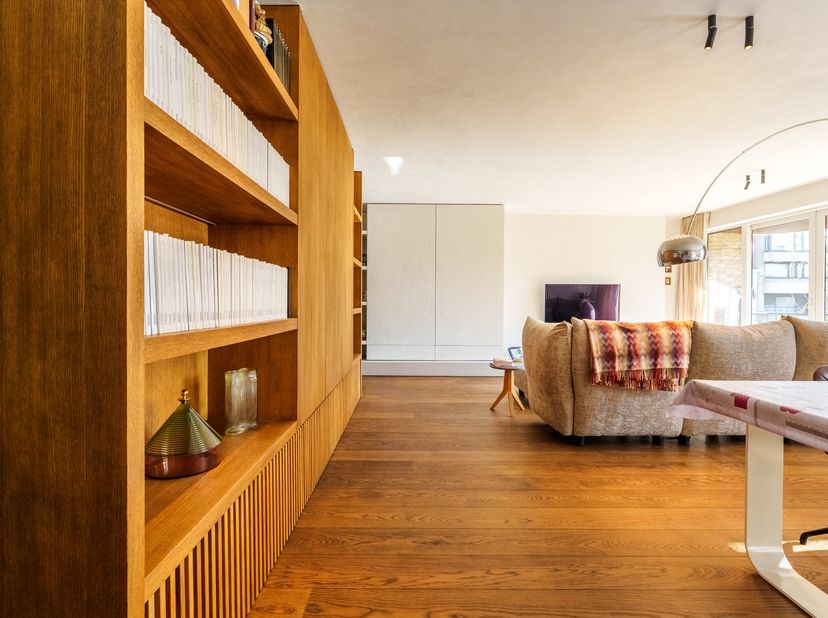 Dit instapklare appartement bevindt zich op een absolute topligging, op wandelafstand van de Grote Markt van Roeselare. Het moderne pand werd twee jaa