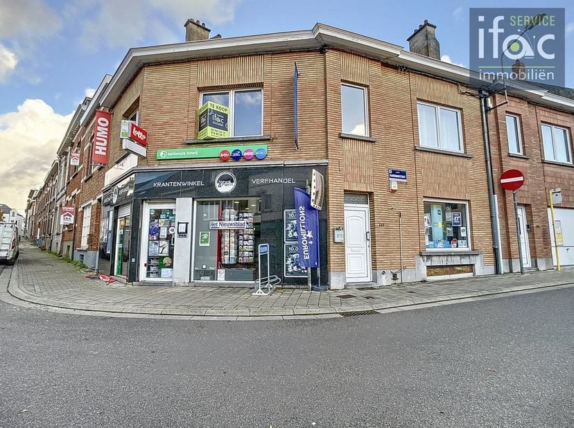 Vous êtes à la recherche d&#039;un bien commercial bien situé avec espace de vie dans le centre de Tervuren ? Ne cherchez plus, nous vous proposons l&#039;immeu