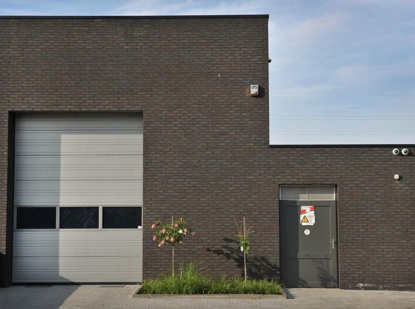 Deze hal met kantoor- en woonruimte vinden we terug in de Hasseltstraat te Pelt.&lt;br /&gt;
&lt;br /&gt;
Indeling: gelijkvloers showroom, inkomhal en afsluitbare
