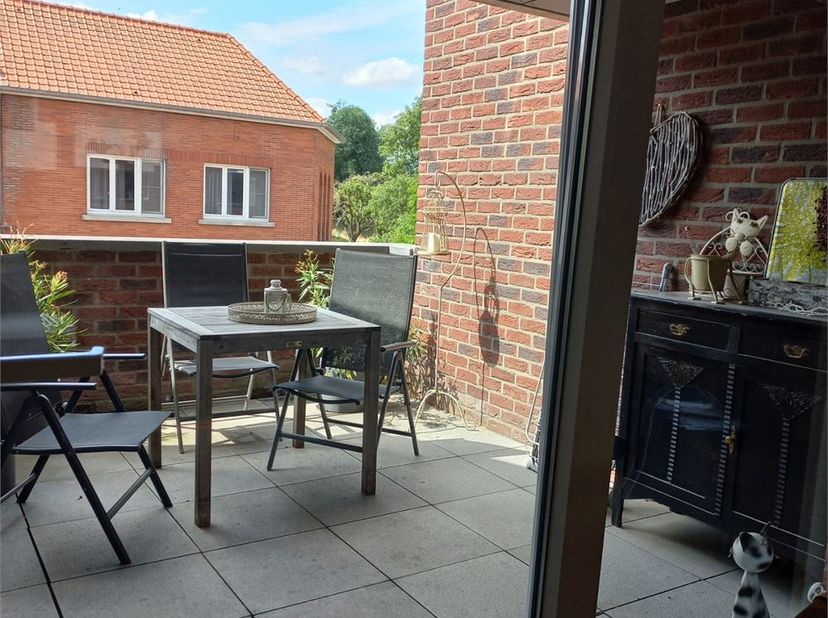 Dit duplex-appartement is gelegen op wandelafstand van centrum Bilzen.&lt;br /&gt;
Het bevindt zich op de 1ste verdieping en beschikt over een terras, een o
