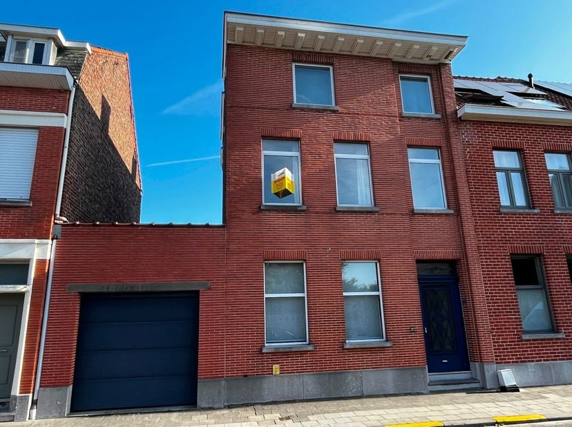 Deze burgerwoning biedt rust en ruimte ! Via de inkomhal die nog alle authentieke elementen bevat, kom je in de living met hoge plafonds en originele
