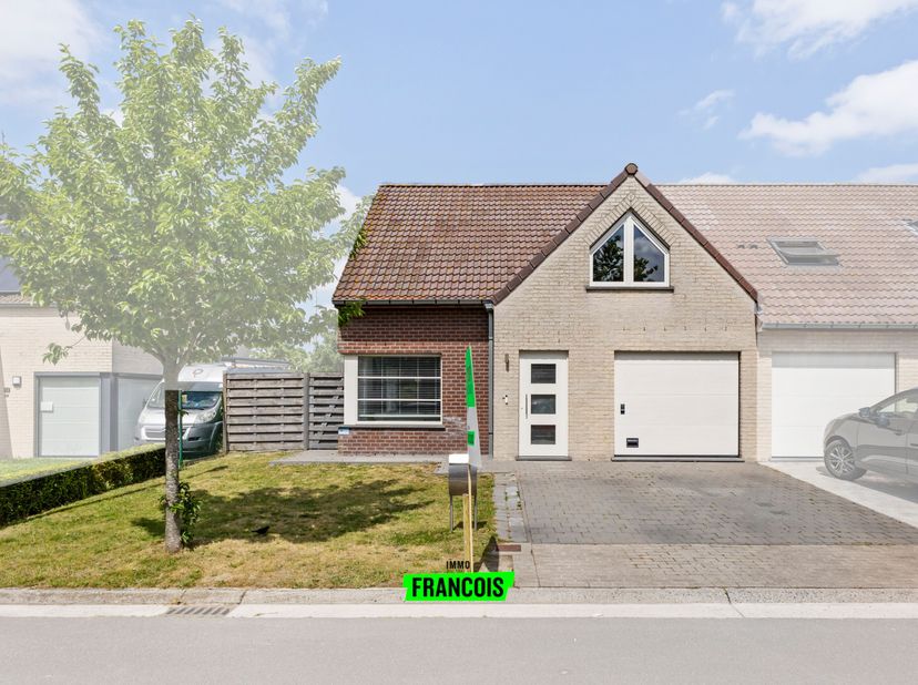 Dans un quartier résidentiel calme et adapté aux enfants, à distance de marche et de vélo du centre de Diksmuide, se trouve cette spacieuse maison jum