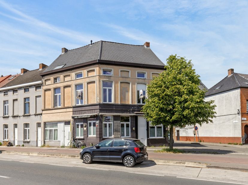 Welkom aan de Nieuwevaart: een centrale, vlot bereikbare locatie waar dit ruime en charmante huis op jou wacht. Met meer dan 200 m² bewoonbare oppervl