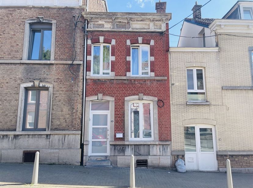 Maison entièrement rénovée et comportant d&#039;un grand jardin de plus de 40m2. Elle dispose d&#039;une cave en sous-sol. Le rez-de-chaussée accueille une sall